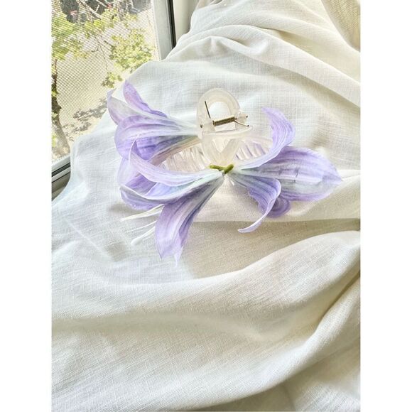 Light purple lily hair claw